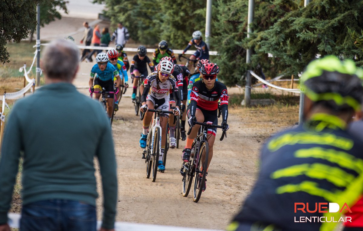 Salida de la manga de féminas del #ciclocross de Tres Cantos
 #cxtrescantos <a href="/LidiaBarba806/">Lili</a> <a href="/Rosalia_OrtizH/">Rosalia Ortiz  Hano</a>