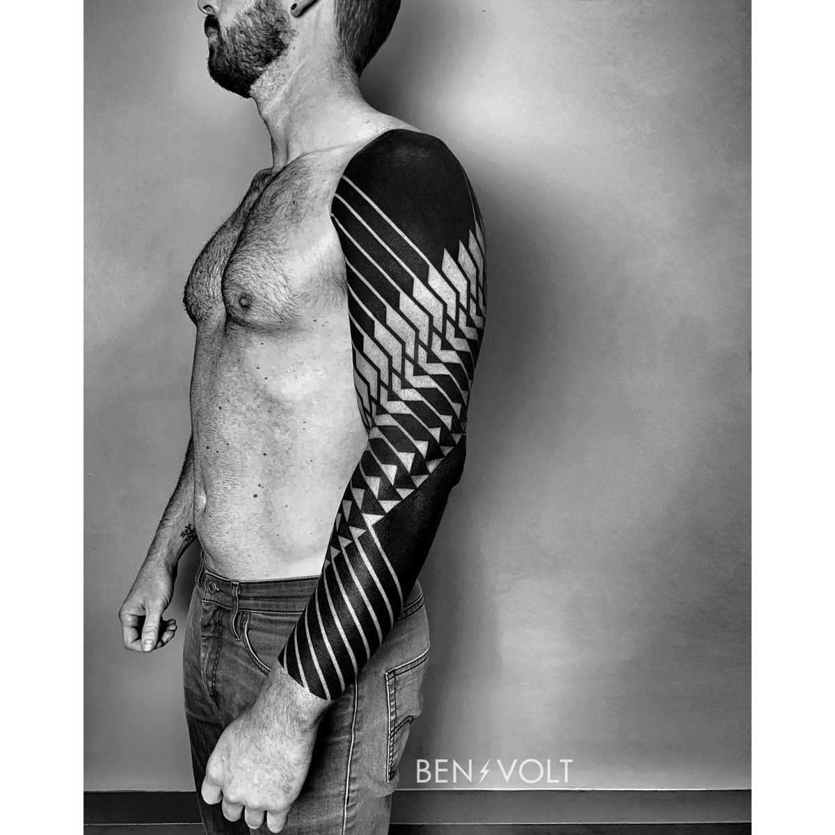 benvolttattoo's tweet photo. Finished this dynamic spiraling piece for Brad. Digging the flow and the way it hits the anatomy. Thanks bud! #benvolt #blackwork #tattoo #tattoos #posttribalarchitecture #graphicdesign #form8tattoo #sanfrancisco https://t.co/k3wZ6TcsTb