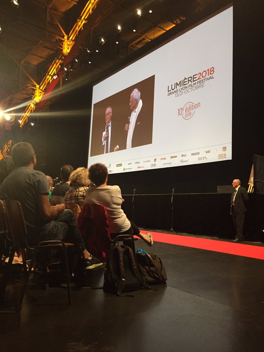 FestLumiere's tweet image. Bertrand Tavernier, Président de l’@InstitutLumiere, sur la scène de #Lumière2018 pour rendre hommage à Oleg Sentsov #saveolegsentsov