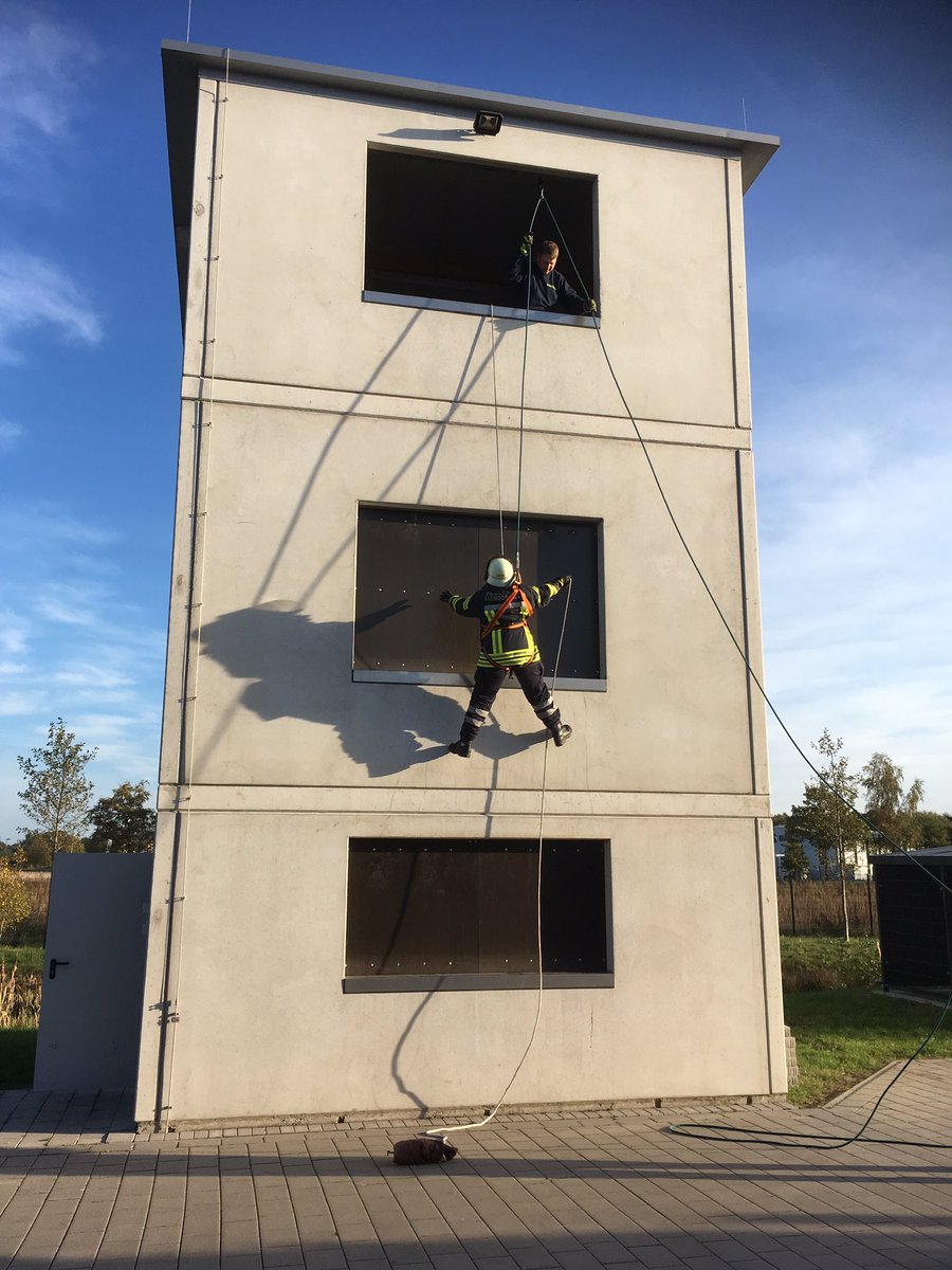 GeorgSchecke's tweet photo. Bei der Truppmannausbildung ein wenig abhängen.
#Feuerwehrwüsting https://t.co/X3sHuajqxo