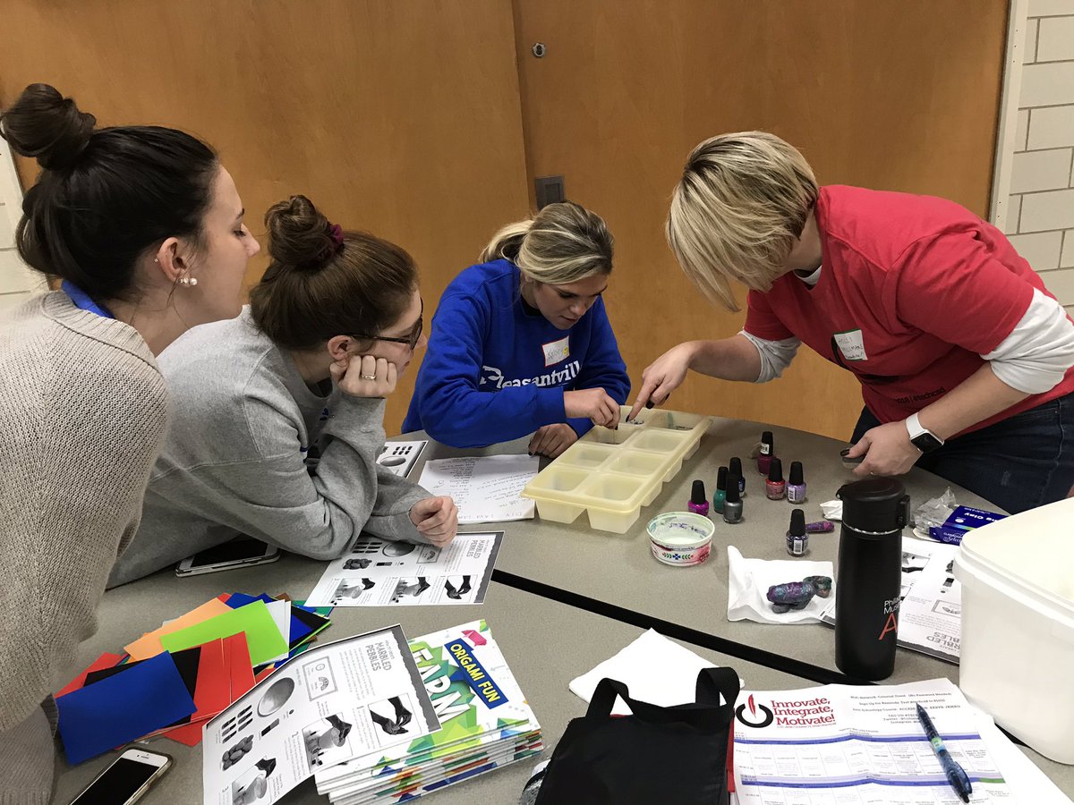 Marbling rocks! @MissWyatt28 <a href="/kmcgrathh/">Kelsey McGrath</a> @ColonialSDstrct <a href="/techcsd/">#techcsd</a> #polarpride