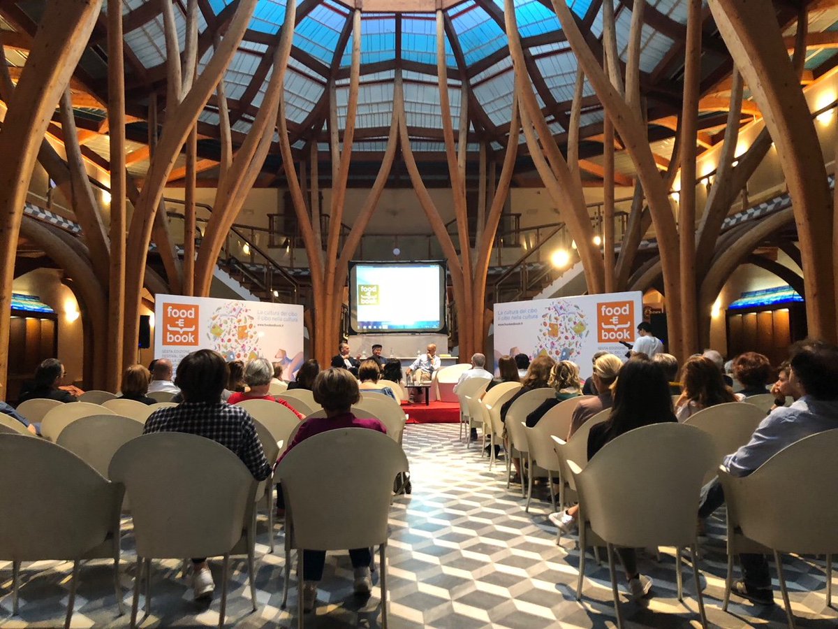 mozzarella_dop's tweet photo. Una short story, max 6000battute, che racconti la vostra #mozzarella di bufala campana #dop. Ecco la sfida che abbiamo lanciato a @FoodeBook . Aspettiamo le vostre storie, noi e il presidente della giuria @DiegoDeSilva3 . Regolamento su https://t.co/cptVuJ3v9G https://t.co/okufgmlwzF