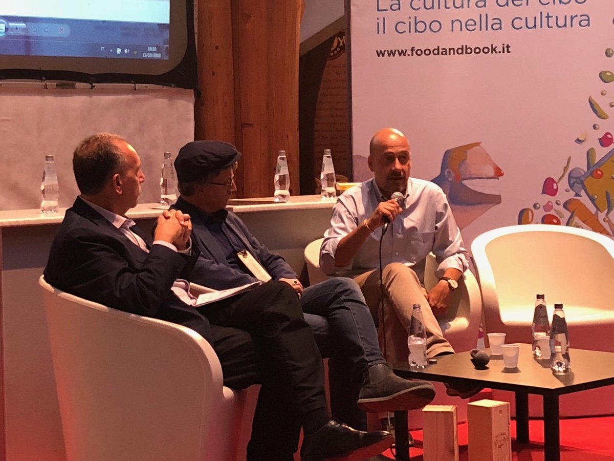 Una short story, max 6000battute, che racconti la vostra #mozzarella di bufala campana #dop. Ecco la sfida che abbiamo lanciato a <a href="/FoodeBook/">Food&Book Festival</a> . Aspettiamo le vostre storie, noi e il presidente della giuria <a href="/DiegoDeSilva3/">Diego De Silva</a> . Regolamento su mozzarelladop.it