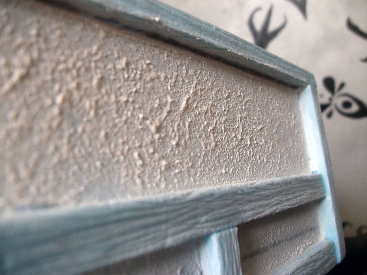 I used stone paste to create plaster like surface. I coated the walls and with a strong brush I pocked the surface to make it look like a plaster. Next step will be to coat everything with ModePodge. But that comes in next week. 
#dnd #dnd5e #craftingdm #tabletoprpg #rpg