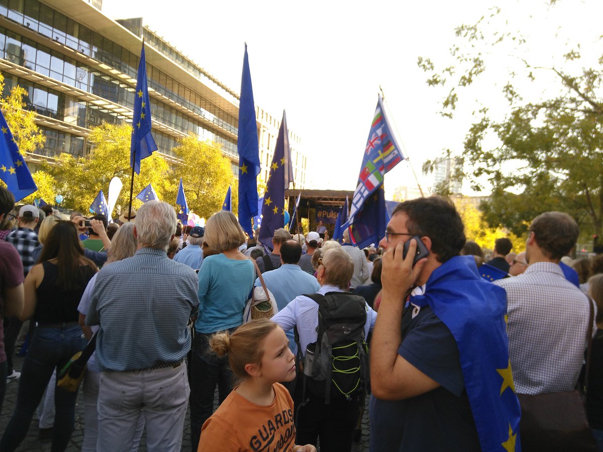 zufrieden_leben's tweet photo. 13-10 in Frankfurt #europe1310 #pulseofeurope https://t.co/UWi3296VBZ