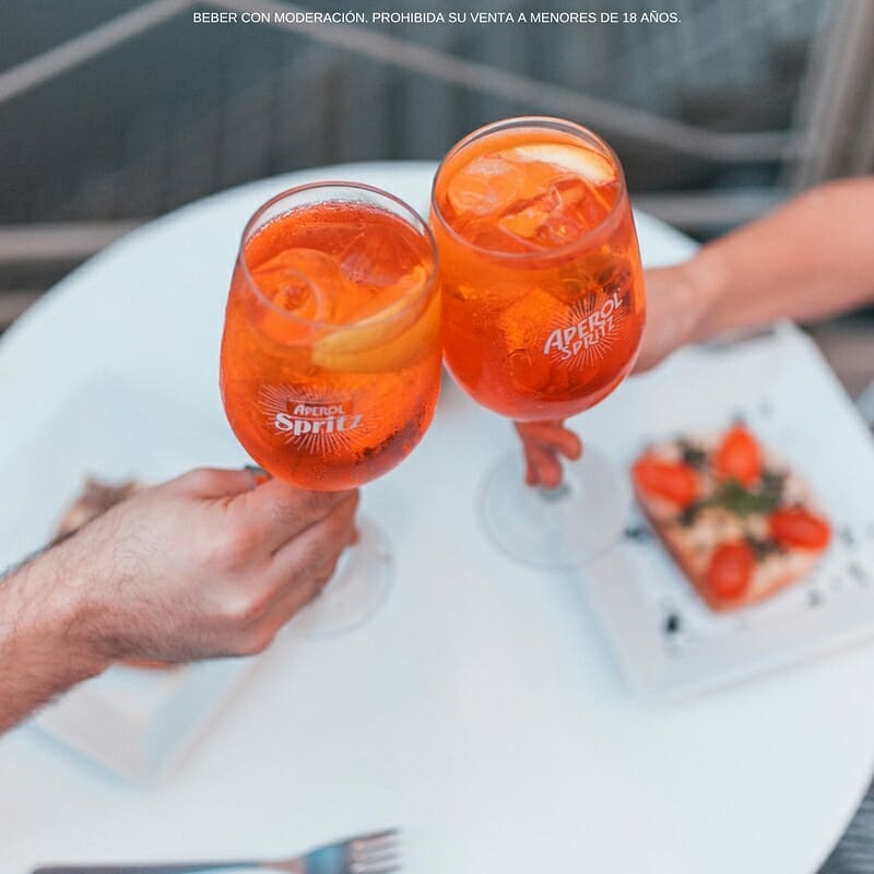 BAFoodWeek's tweet image. ¡Nos sobran los motivos para festejar en esta nueva edición! Gracias Aperol por recibirnos en 44 restaurantes con un aperitivo de bienvenida🍹👌#temporadaspritz