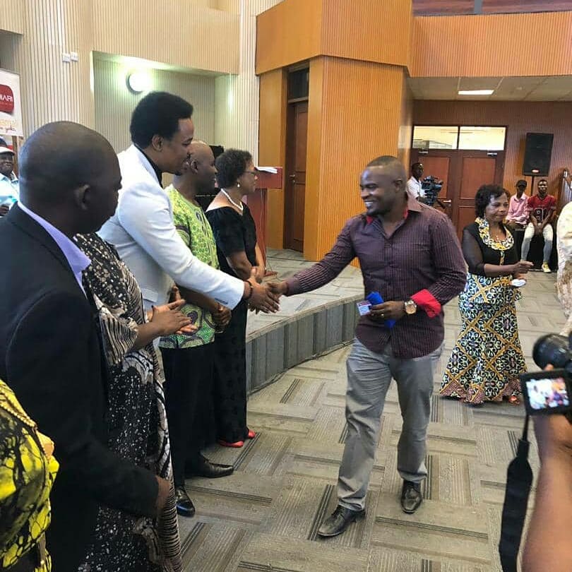 nhiftz's tweet photo. Naibu Waziri wa Afya, Maendeleo ya Jamii, Jinsia, Wezee na Watoto akigawa kadi za NHIF kwa wasanii zaidi ya 100 katika Ukumbi wa NSSF, Dar es Salaam @umwalimu @DocFaustine @KongaBernard @TZ_MsemajiMkuu @wizara_afyatz https://t.co/nJ1MY9KW8A