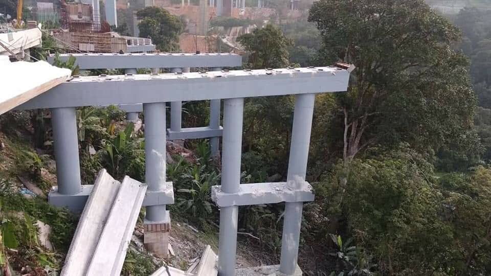 azmanhaj's tweet photo. Projek Lebuhraya berkembar Paya Terubung Penang runtuh kelmarin, tp tiada dlm TV atau Roketkini. Projek bernilai RM275juta ini dilaksanakan oleh Lim Guan Eng. https://t.co/D5fFlGkWas