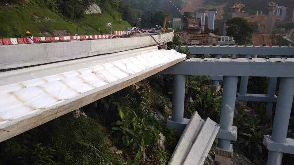 azmanhaj's tweet photo. Projek Lebuhraya berkembar Paya Terubung Penang runtuh kelmarin, tp tiada dlm TV atau Roketkini. Projek bernilai RM275juta ini dilaksanakan oleh Lim Guan Eng. https://t.co/D5fFlGkWas