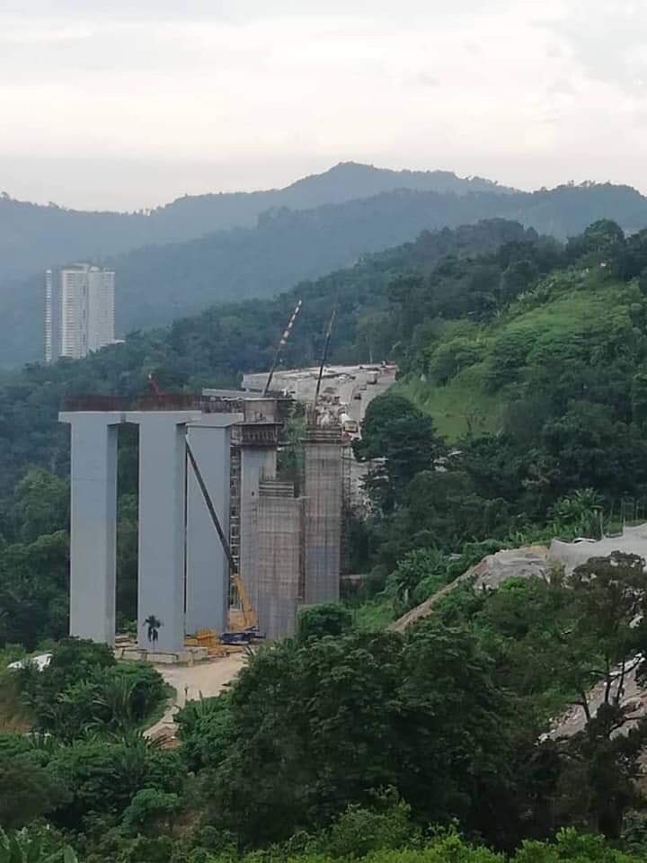 azmanhaj's tweet photo. Projek Lebuhraya berkembar Paya Terubung Penang runtuh kelmarin, tp tiada dlm TV atau Roketkini. Projek bernilai RM275juta ini dilaksanakan oleh Lim Guan Eng. https://t.co/D5fFlGkWas