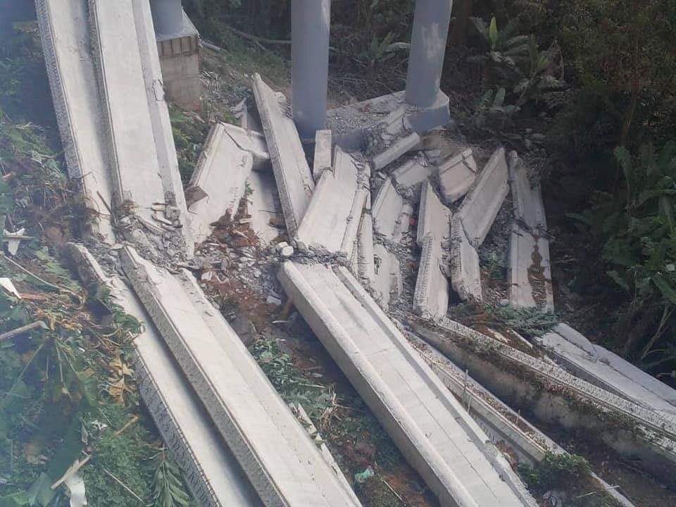 azmanhaj's tweet photo. Projek Lebuhraya berkembar Paya Terubung Penang runtuh kelmarin, tp tiada dlm TV atau Roketkini. Projek bernilai RM275juta ini dilaksanakan oleh Lim Guan Eng. https://t.co/D5fFlGkWas