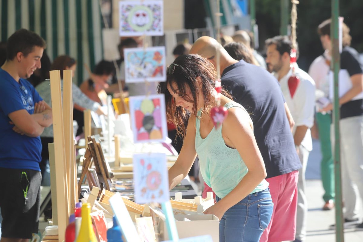 eutopiafest's tweet photo. Hasta las 22h puedes disfrutar del Mercado de Arte Joven en Plaza de las Tendillas 👩‍🎨

#eutopía18 https://t.co/XMdtufXCTk