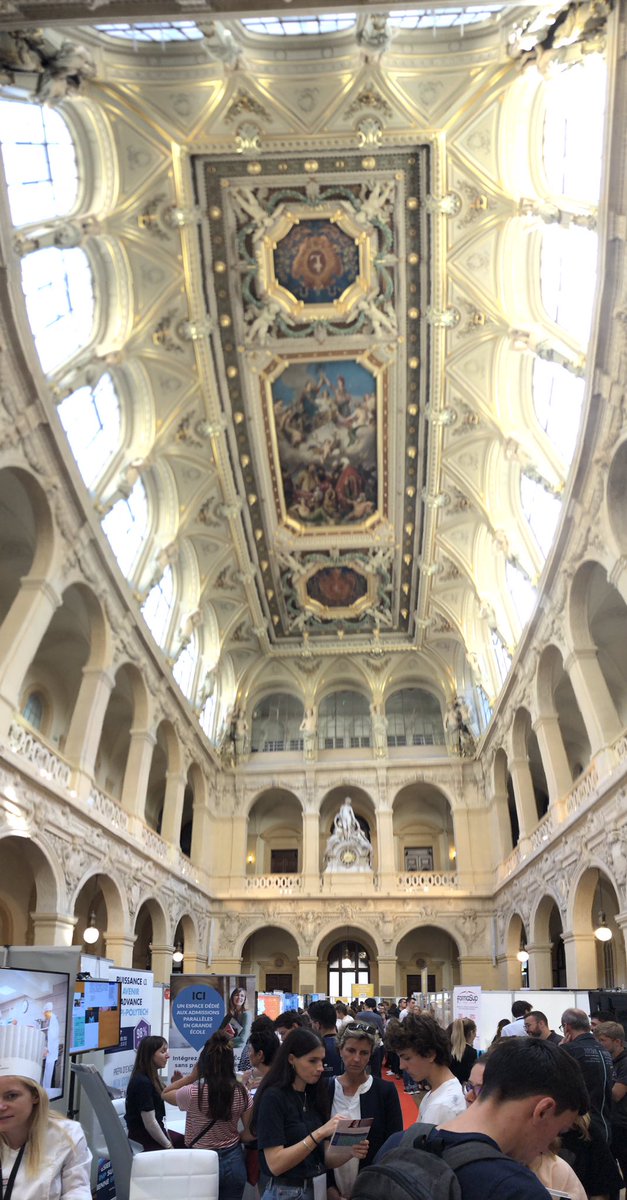 Figaro_Etudiant's tweet photo. Nous sommes dans un magnifique lieu pour le salon des rencontres de l’orientation à Lyon : Le Palais de la Bourse. https://t.co/jbO7wI5wNQ