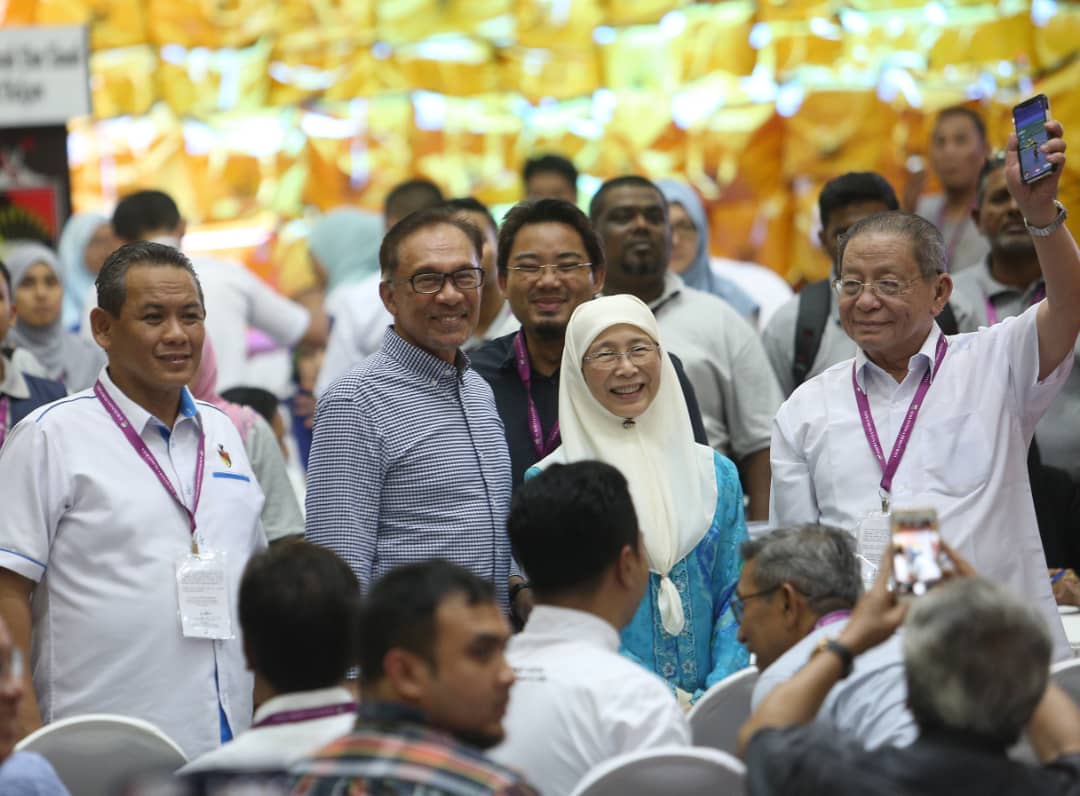 NST_Online's tweet photo. #NSTflash: Datuk Seri Anwar Ibrahim wins PD by-election by 31,016 votes, trumping the competition with a majority of 23,560 votes.

#PRKPortDickson
#PortDickson #BattleForPD #YouVoteWeCover https://t.co/H4TapXjjJu