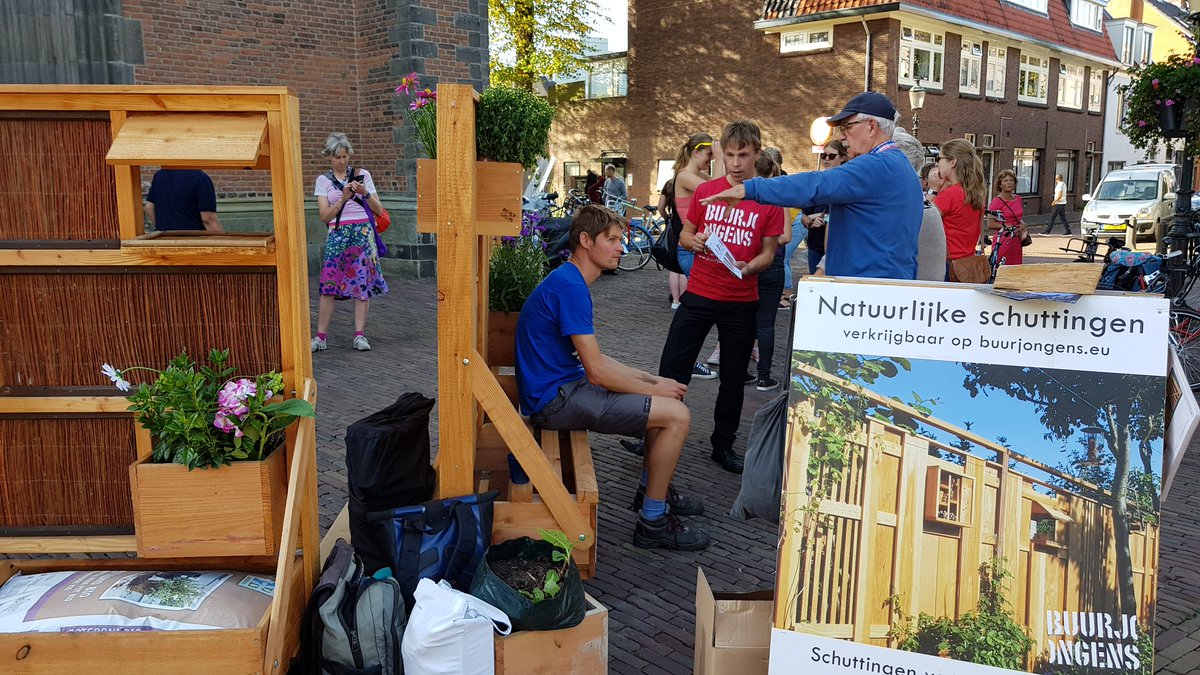 lekkerinjetuin's tweet photo. Lekker druk op de duurzame markt hartje Amersfoort. Netwerk steenbreek met advies vergroenen &amp; klimaatvriendelijke oplossingen @033_duurzaam @buurjongens @StadsWormerij @bbnamersfoort @lekkerinjetuin @GroeiNL https://t.co/epMgRt9tpg
