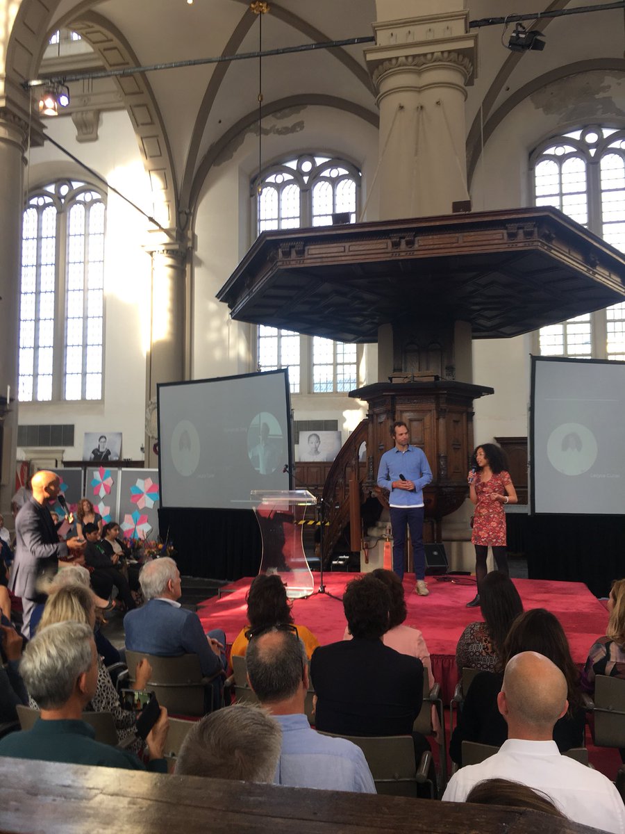 Topverhaal <a href="/lecycacuriel/">Lecyca</a> ze reist de wereld over met verhalen over haar generatie maar wil het liefst klassendocent worden bij <a href="/Weekendschool/">IMC Weekendschool</a>