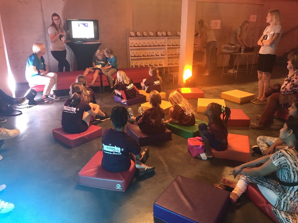 sophiethiebaut's tweet image. #Codingforgirls @CoderDojo4Divas #mamadochter #coderdojobe #wegostem #digitalewolven