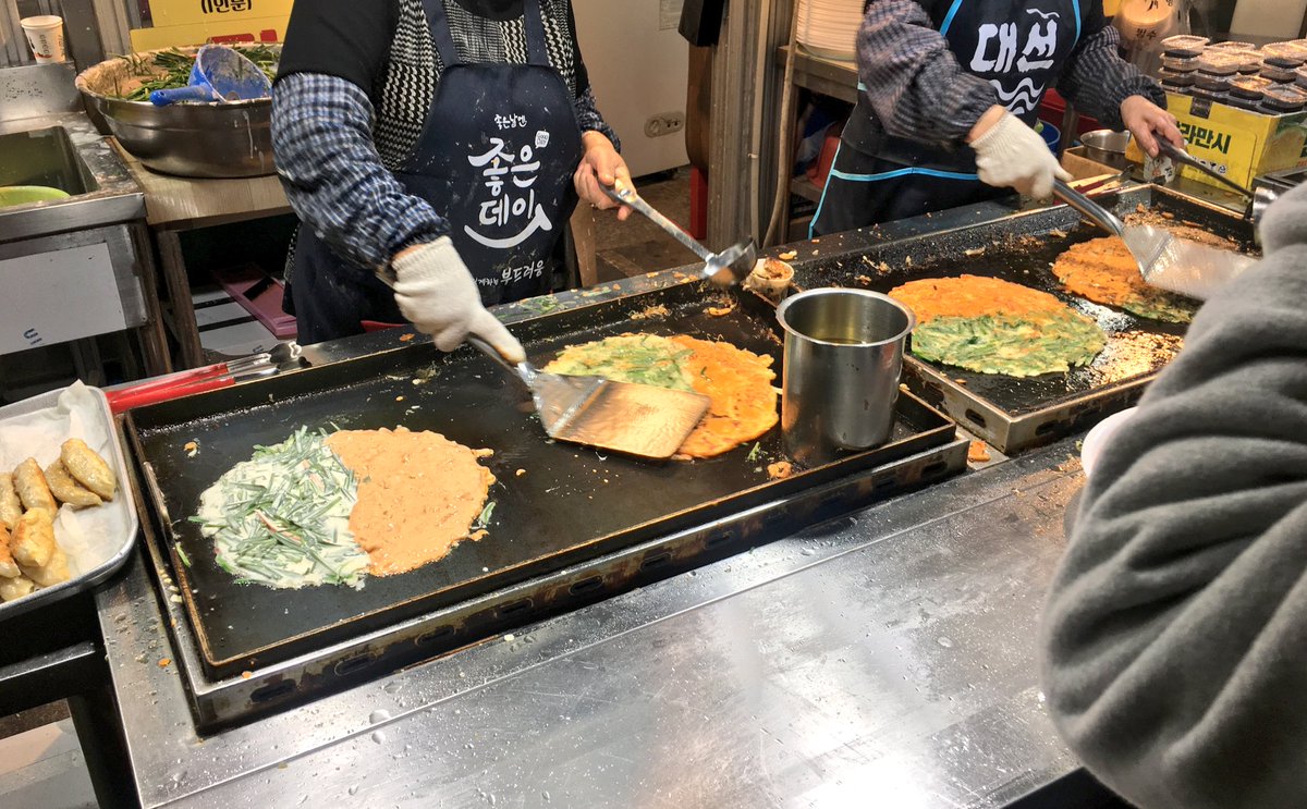 정구지랑 김치전 반반 파는거 너무 혁명적 구성