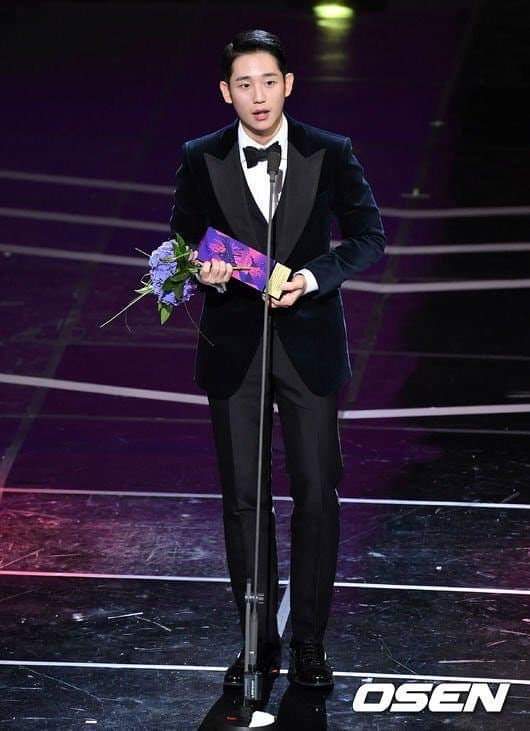 haein_official's tweet photo. Congratulations Jung Hae In  for winning 
the Popular Award and the Excellence Award
from Pretty Noona Who Buys Me Food 🎉🎉🎉♥♥
We're so proud of you! 🎉🎉🎉♥♥ #2018APANSTARAWARDS
#JungHaeIn #정해인 #holyhaein  #PrettyNoonaWhoBuysMeFood https://t.co/gQ3IGzYG1G