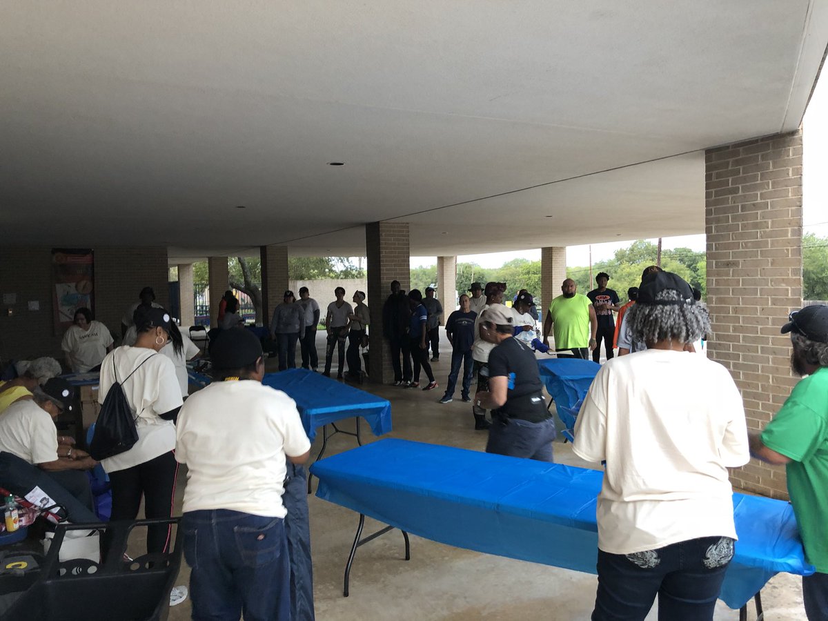 TheBigPrincipal's tweet photo. Everett Fly has helped get many organizations involved today including the SAAACAM, UTSA, Texas A&amp;M San Antonio, San Antonio City Council, and other local organizations. #TheNEISDway https://t.co/KFxMzpEiXX