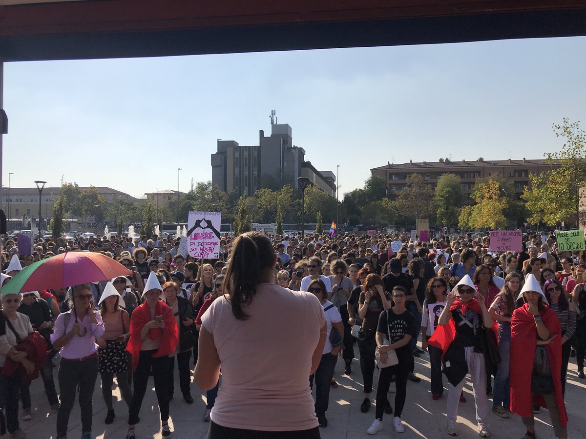 nonunadimeno's tweet image. #AgitazionePermanente si parte! 
#Verona #moltopiudi194
in tantissim* in piazza, a breve parte il corteo per ribadire che siamo libere di scegliere e pronte a lottare.