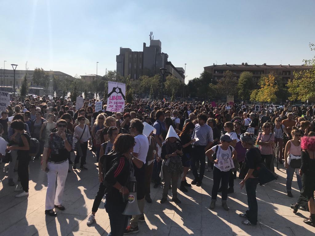 nonunadimeno's tweet image. #AgitazionePermanente si parte! 
#Verona #moltopiudi194
in tantissim* in piazza, a breve parte il corteo per ribadire che siamo libere di scegliere e pronte a lottare.