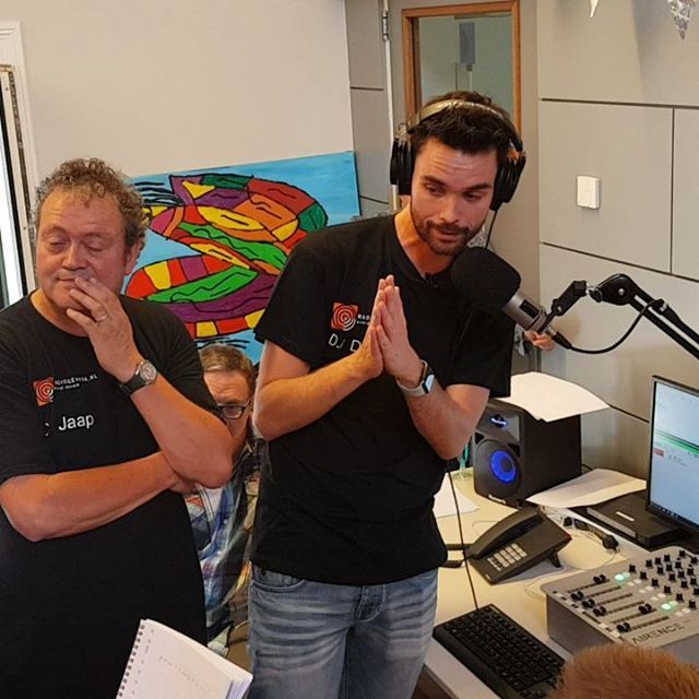 Sleutelstad's tweet photo. Om 15.00 uur verrichtte @domien van @qmusicnl de officiële aftrap van #radiogemiva in @insta_zoeterwoude @gemivasvggroep https://t.co/sed9ZG1zNh https://t.co/V94Kd7QITI