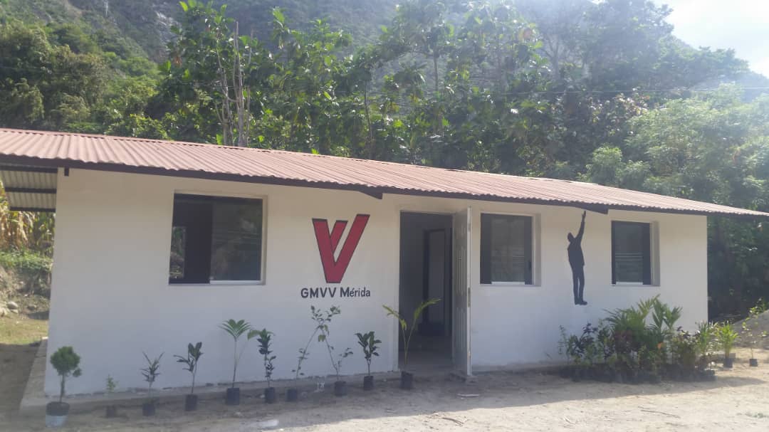 JEHYSONGUZMAN's tweet photo. Con motivo a la conmemoración del Día de nuestra Resistencia Indígena, hemos realizado la entrega de 13 viviendas dignas para nuestros pueblos originarios del Municipio Miranda gracias al Pdte. @NicolasMaduro y a la @GMVVMERIDA. ¡Seguimos nuestros hogares indígenas! https://t.co/EN1oZOEV9Z