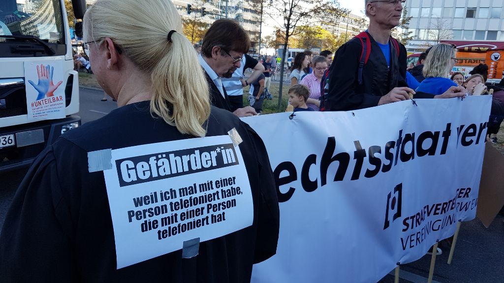 StVVNRW's tweet photo. Wir sind dabei und überrascht wie viele noch mit uns! #unteilbar https://t.co/PuTZczBTE7