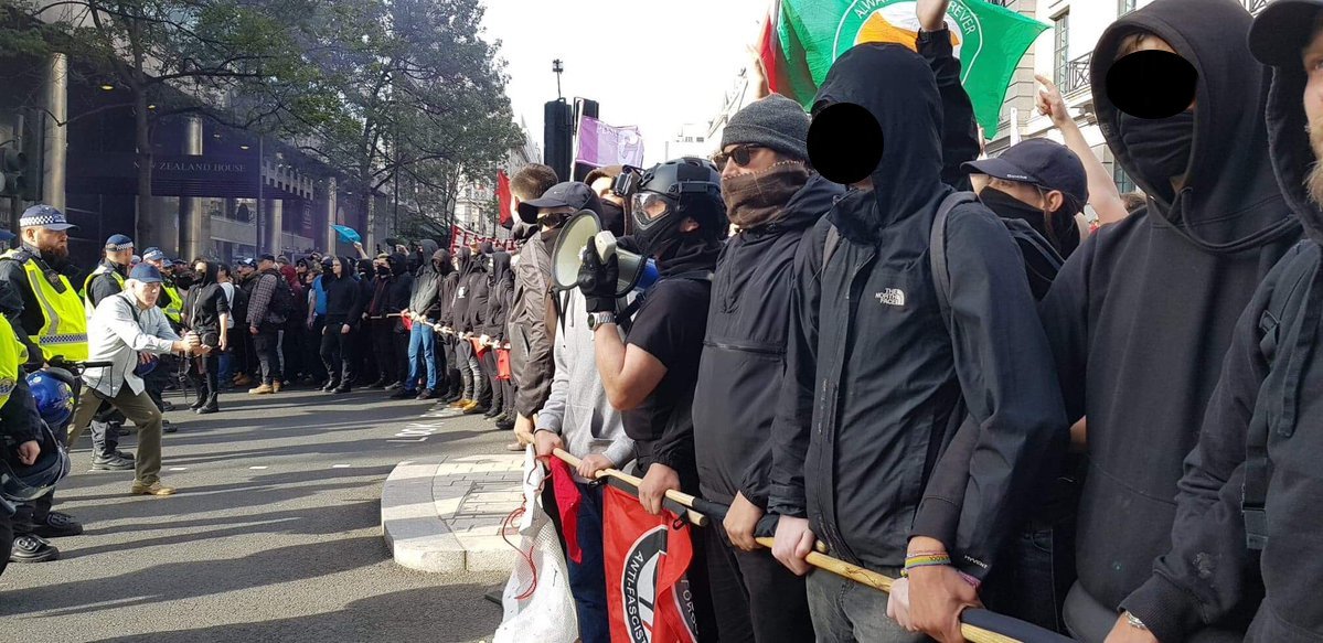 AntiFascistNetw's tweet photo. Blocking the route of the DFLA
Some DFLA got within 10 metres of us - pushed back
The police have stopped their march and are holding them on Pall Mall
#stopDFLA https://t.co/PrbFJfURMU