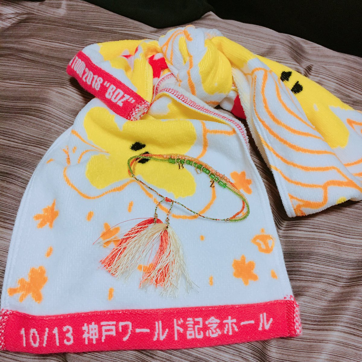 2w1ce_345's tweet photo. センステの目の前でジヒョちゃんのうちわ振って叫んどったら手伸ばしてタオル渡そうとしてくれた😭でもそれを彼氏が代わりに取ってくれたけんジヒョちゃんが私に渡したかったのに！みたいにちょっと怒ったけん彼氏が私にタオル渡したらジヒョちゃんがうんうん！ってしてくれて彼氏にブレスレットを😍 https://t.co/UQx5caOOKV