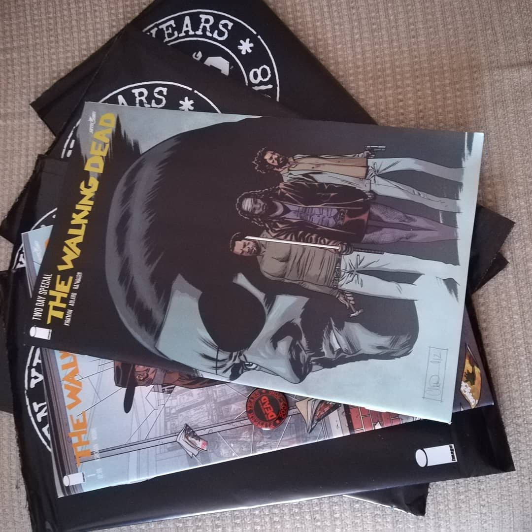 collette04's tweet photo. Love the blind bags ❤️ #WalkingDeadDay #TWD15 years of #TheWalkingDead comics https://t.co/dyRRLCvryd