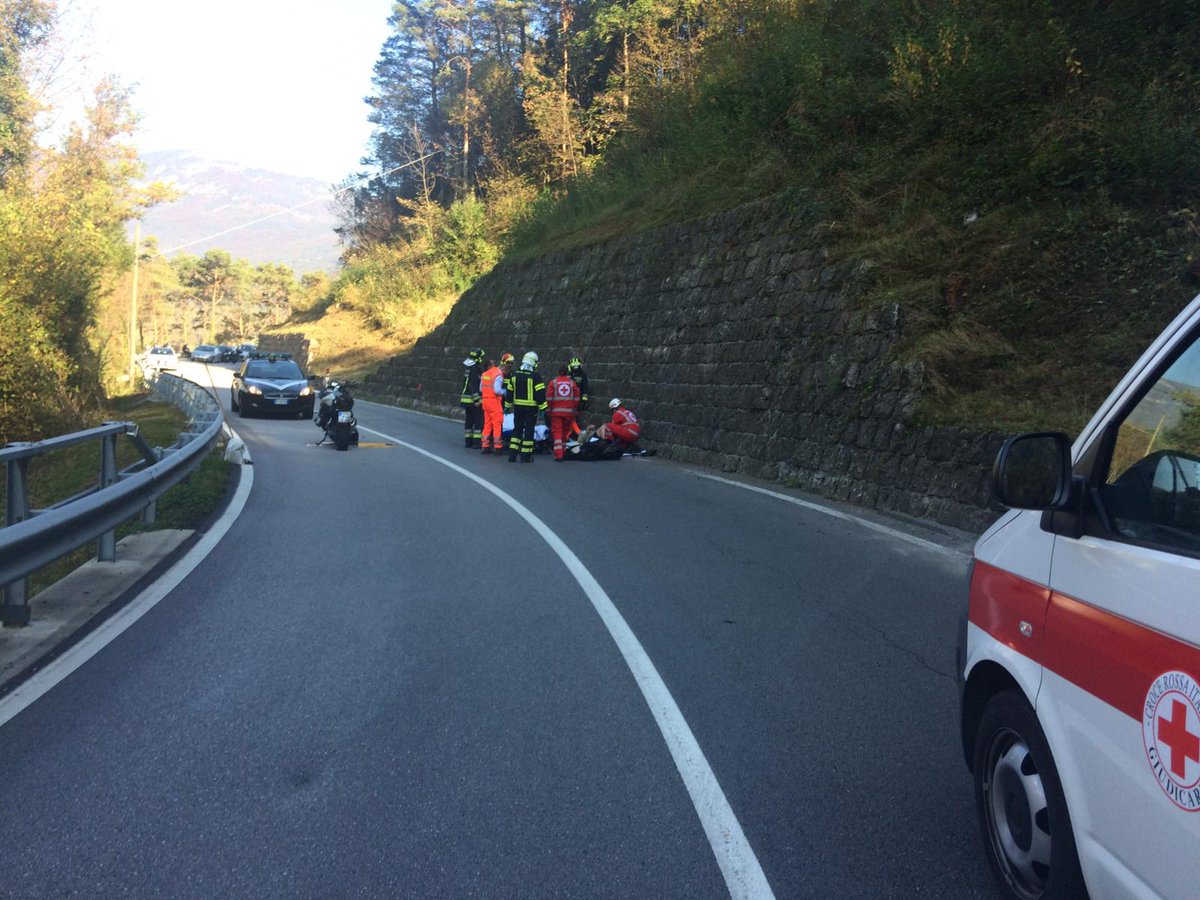 PLGiudicarie's tweet photo. #sinistro #stradale #SS421 sul posto con @crocerossa #PonteArche #VVF #Dorsino - 3 motociclisti coinvolti https://t.co/n95sS2cCyD