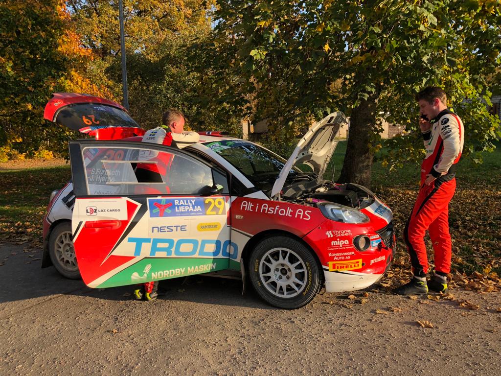 Drama in #JuniorU27 for <a href="/SindreFuruseth/">Sindre Furuseth</a>. Engine problem... looks like it's game over for him. Huge disappointment ._.
#FIAERC #RallyLiepāja #GotTalentProveIt