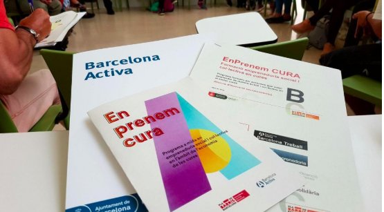 AltresEconomies's tweet photo. Coneixeu el programa "En Prenem Cura" de @barcelonactiva #PladeBarris? Amb formació i acompanyament per a emprenedores, dona suport a 20 persones en la construcció del seu projecte d’emprenedoria de serveis de #cures. Aquí teniu tota la info 👉 https://t.co/qDVNOtFHDz #curesBCN https://t.co/YQJ7F9QY6P