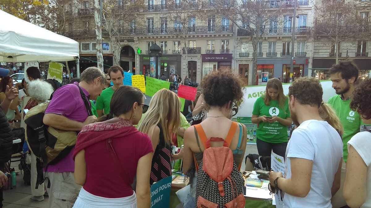 #MarchePourLeClimat Paris 
#oxfamparis
Du monde au stand 😊