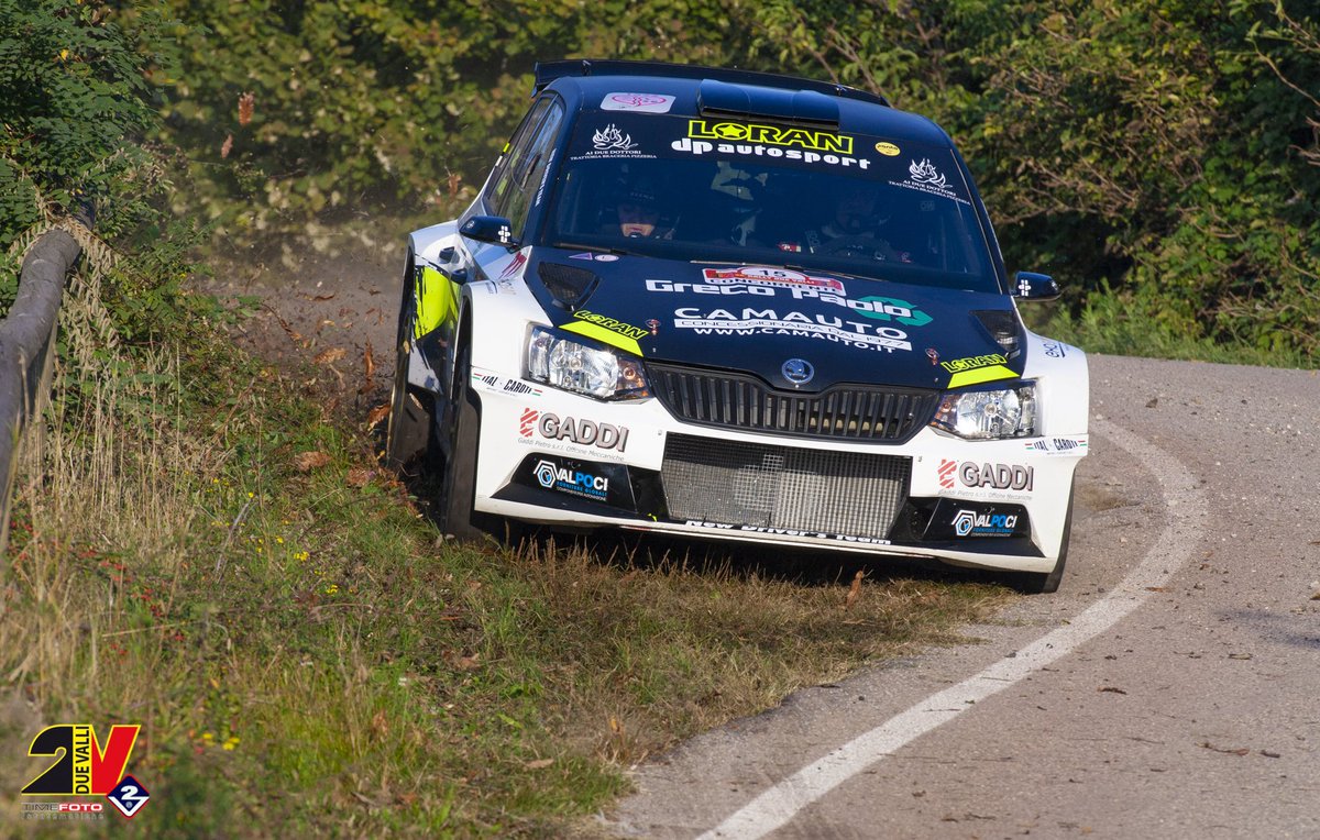 RallyDueValli's tweet photo. Chentre centra la vittoria sulla PS9 Ca' del Diaolo e sale al quarto posto, mentre @UScandola accusa noie al semiasse e differenziale e scivola quinto.
@AndreucciPaolo vede il titolo, @Crugnola_Andrea sempre terzo.
#sfidafinale #rallyduevalli18 https://t.co/Aj5eywzbpw