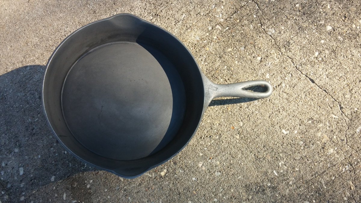 popsbbqpit's tweet photo. My recent addition to my collection, #gatemarked #castironskillet, a little more cleaning and the seasoning will begin, I often wonder about the history of these old skillets https://t.co/XUss7AQhez