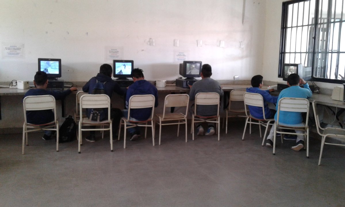 EvelithGutierr2's tweet photo. Caj5034en la sala de informatica @LeonardoPilili @fguillesaavedra @aniberruezo #MareaAzulPE #PolíticasSocioeducativas https://t.co/7gMmazBnPN