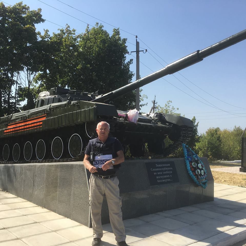 solomonmax's tweet photo. Одна ленточка = одна извилина
The SMM OSCE monitoring officer Major Hallstein Olsen poses for new facebook profile pic
#disgraceOSCE @NorwayMFA @UKRinNOR https://t.co/rbWEVS0xVs