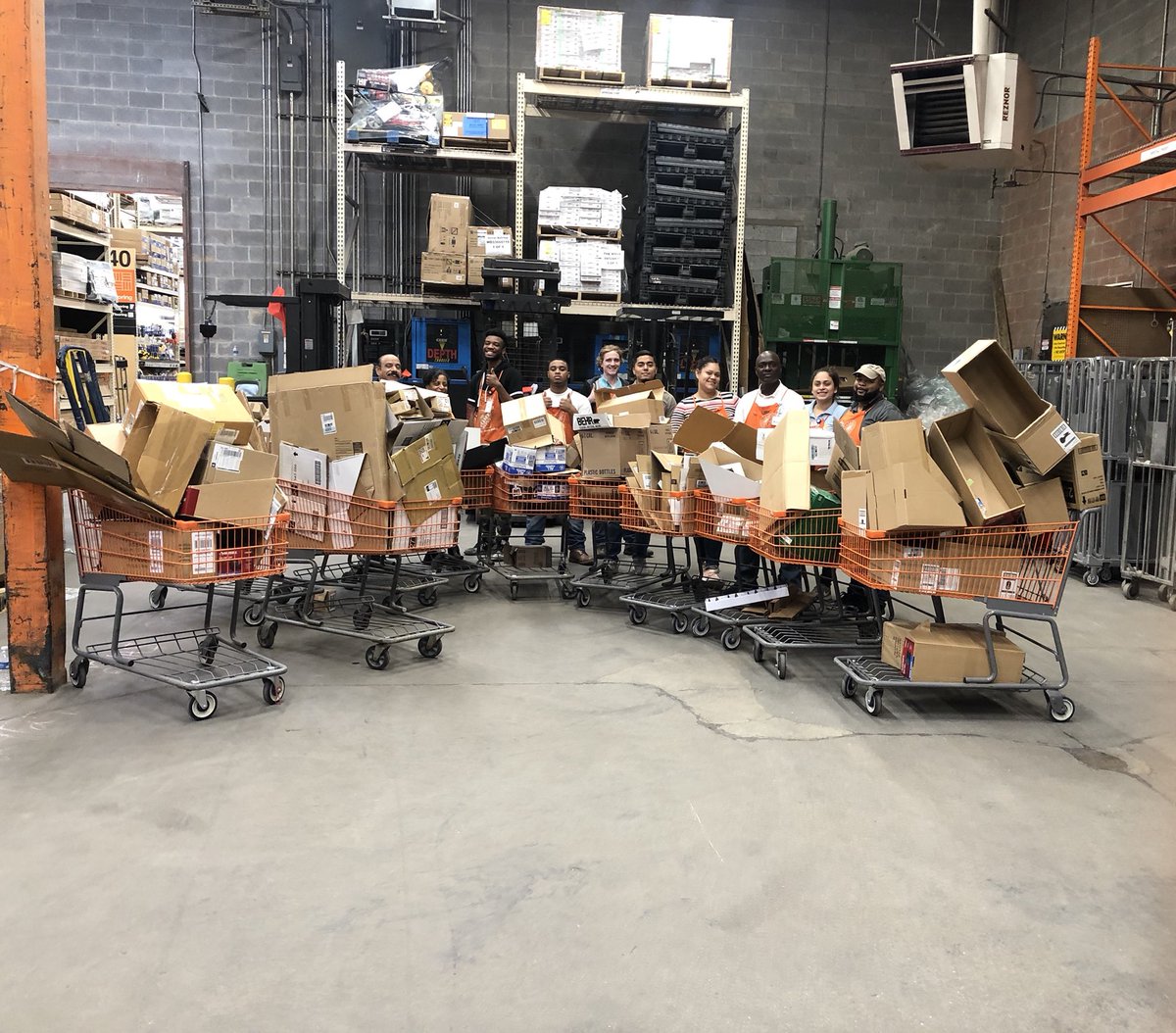 NuviaThd's tweet photo. The Morning team with great hustle to start the weekend off. See a hole fill a hole to a new level. There’s more to customer service then just saying Hi. Pack down Power  #TheCity @MikeDNicholsthd @EricLefler @KoTHD4604 @JaimeTotten @BobbittMatthew @kattyniner @PaulG34147563 https://t.co/kGc0z9mO49