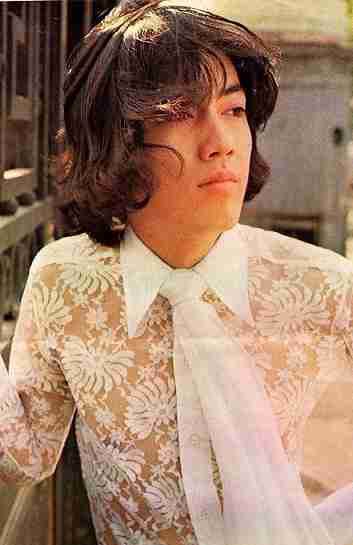 樹里 No Twitter 70年代のジュリーは女性がしててもおかしくない髪型してる 中性的だけど単に女性的なのではなく 男性的な部分も確実にある 男性らしい色気とも女性らしい上品さとも言えてしまう でも男性のものとも女性のものとも形容できない美しさ 艶っぽさ