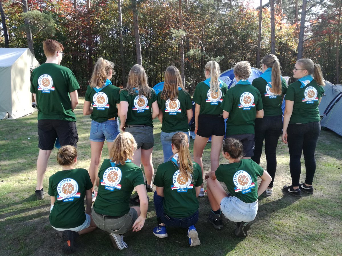 KletskoppenWSJ's tweet photo. Wat een weer een Kasterlee op het clusterkamp met de #Kletskoppen! Het lijkt wel zomerkamp. Nu in de relaxmodus #EigenTroepkleding #EigenTroepdassen #PicknickenTijdensLunch https://t.co/BdZI7QDLhU