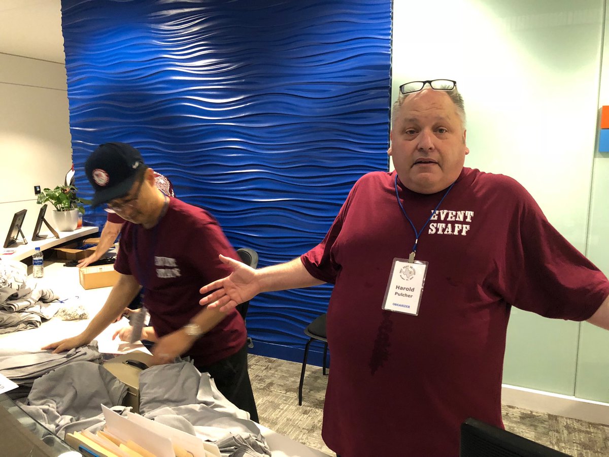 Electronhacks's tweet image. This morning ⁦@haroldpulcher⁩ signing in folks at the DFW #DevFestWeekend2018