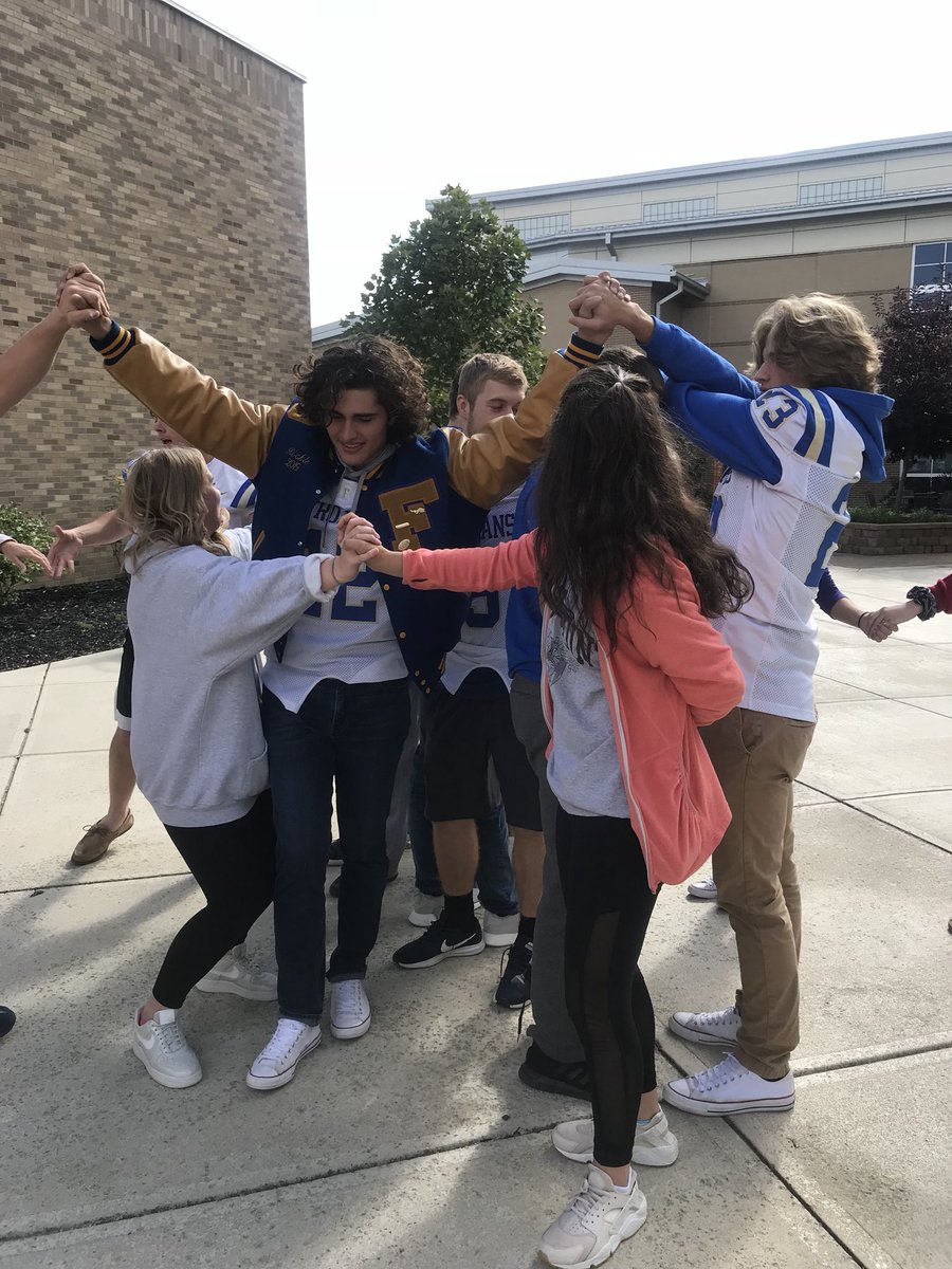 FHStudentC's tweet image. student council successfully solved the human knot with almost all of our members! fun day in stuco!!