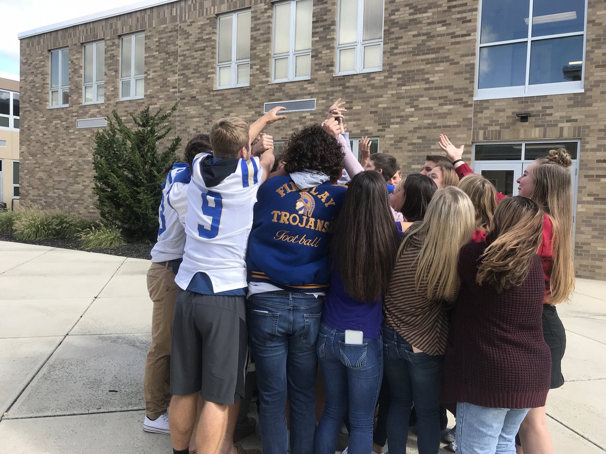 FHStudentC's tweet image. student council successfully solved the human knot with almost all of our members! fun day in stuco!!