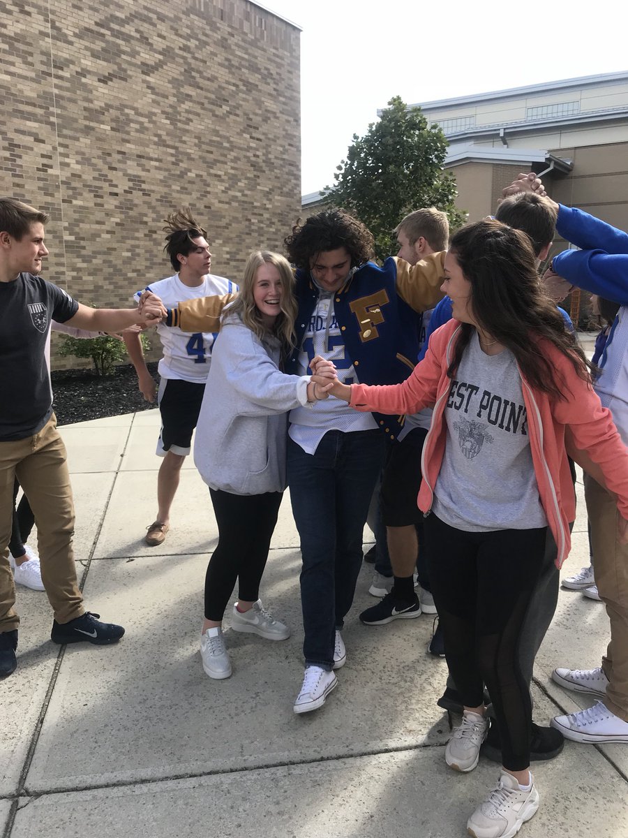 student council successfully solved the human knot with almost all of our members! fun day in stuco!!
