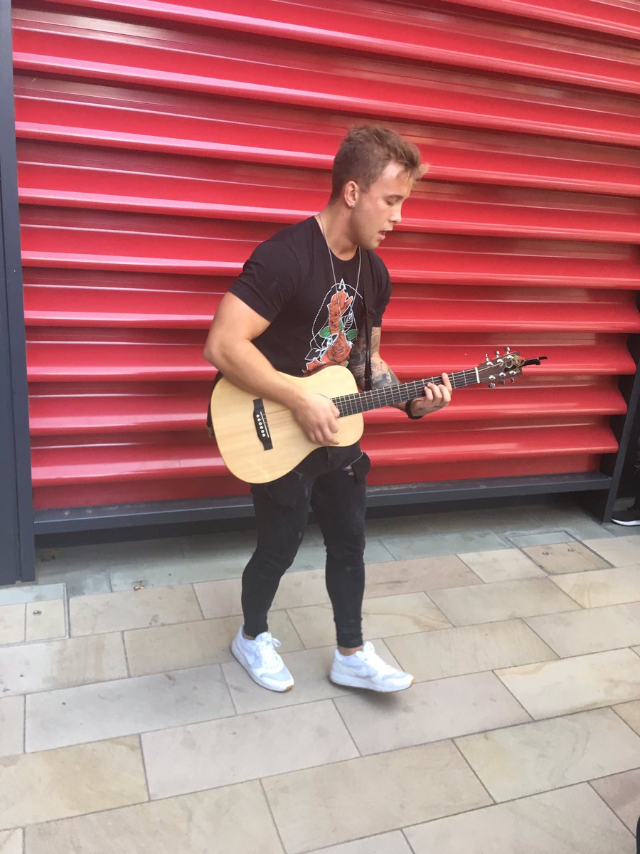aimeeeeees's tweet photo. Seeing @CallahanMusic_ again was pretty cool when we finally found him 🙄😂 https://t.co/7VUTLArMZz