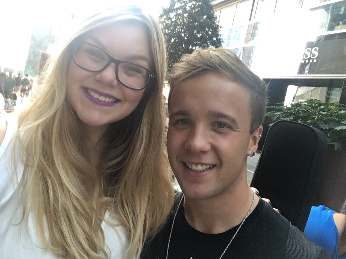 aimeeeeees's tweet photo. Seeing @CallahanMusic_ again was pretty cool when we finally found him 🙄😂 https://t.co/7VUTLArMZz
