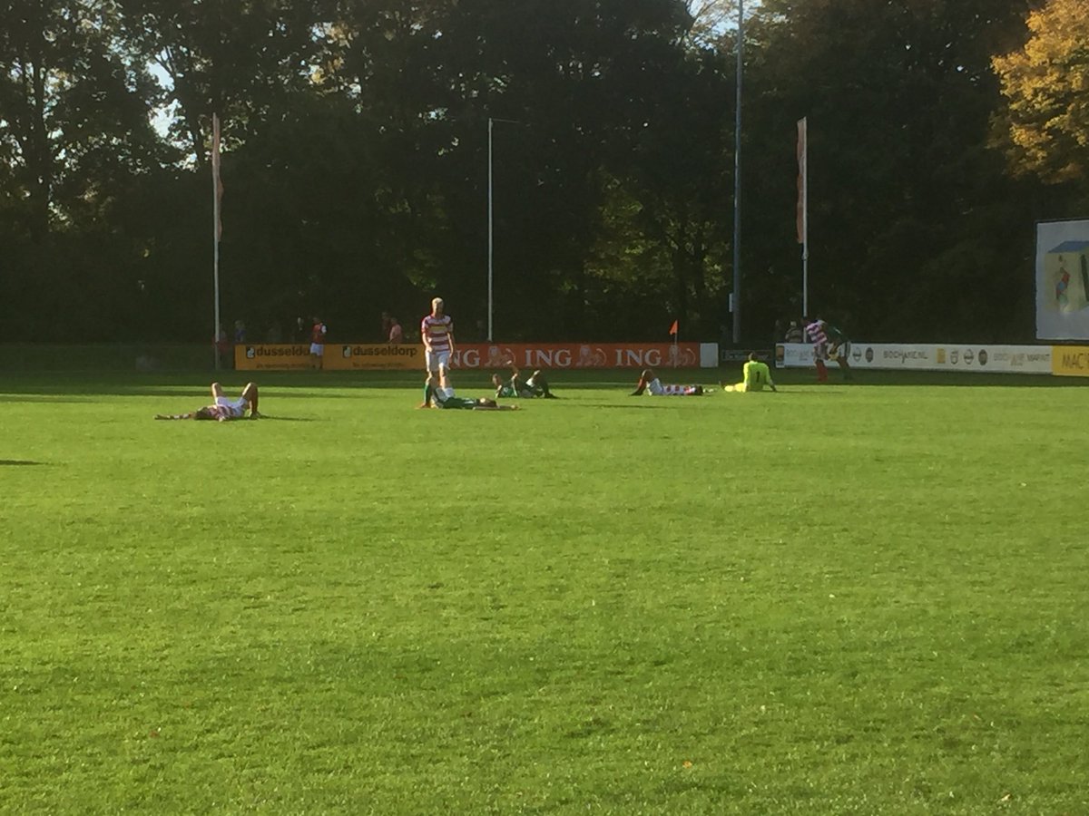 Een hartstochtelijke wedstrijd eindigt in 1-1 en iedereen is uitgeteld na het fluitsignaal van scheidsrechter Rutgers